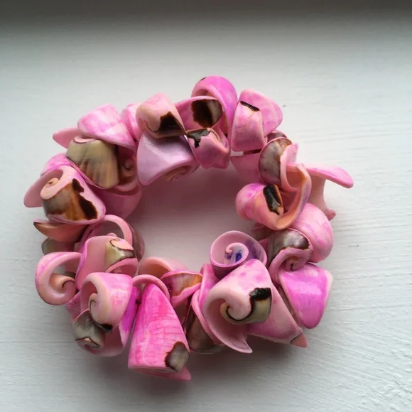 Pink Curly Conch Shell Stretch Bracelet - Picture 8 of 10